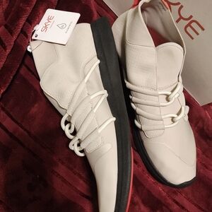 Sky Men's Beige and Black High-Top Sneakers